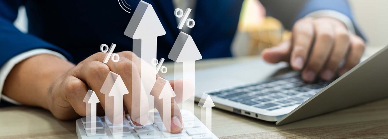 Hypotheekadviseur berekent de mogelijkheden voor een nieuwe of bestaande hypotheek