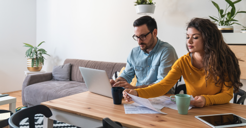 Bezorgd stel dat rekeningen aan het betalen is